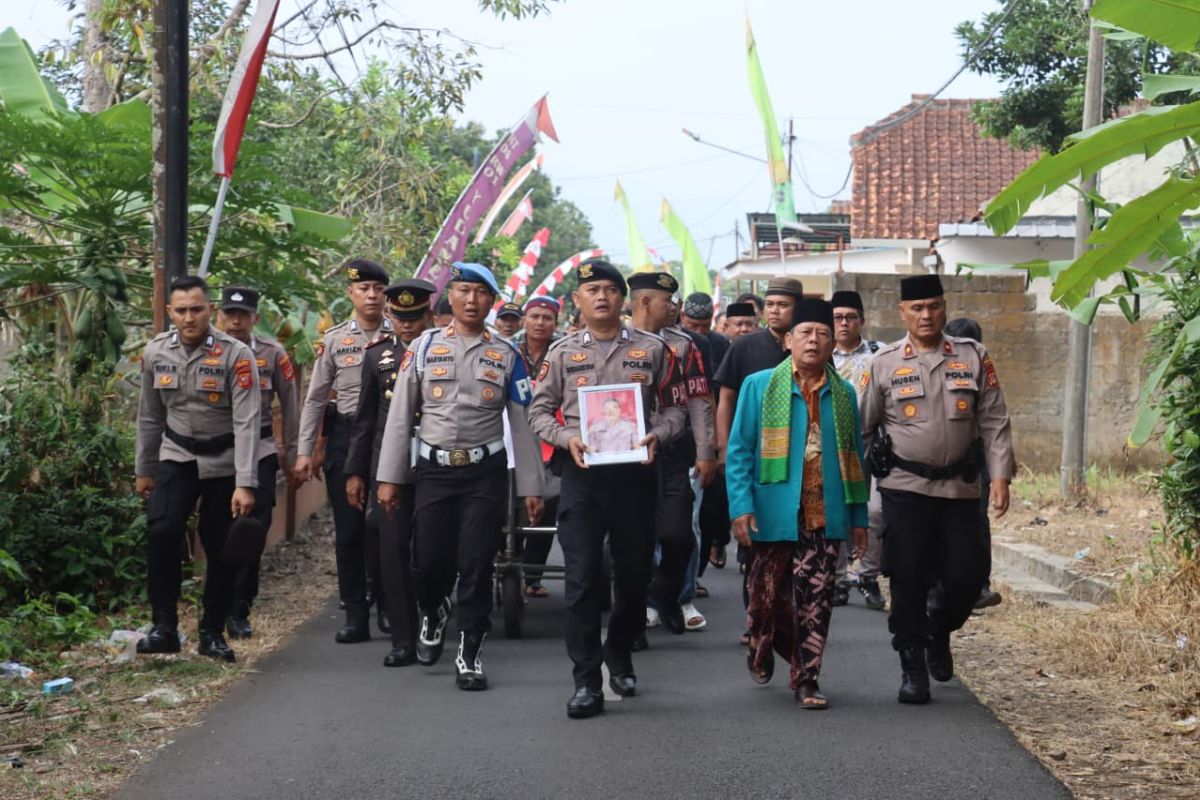 Prosesi pemakaman kedinasan IPTU Purwahyo Tulus Widodo di TPU Burujul, Kelurahan Sindangrasa, Kecamatan Ciamis, Jumat (7/8/2026). Shotlist.id/Foto: FL