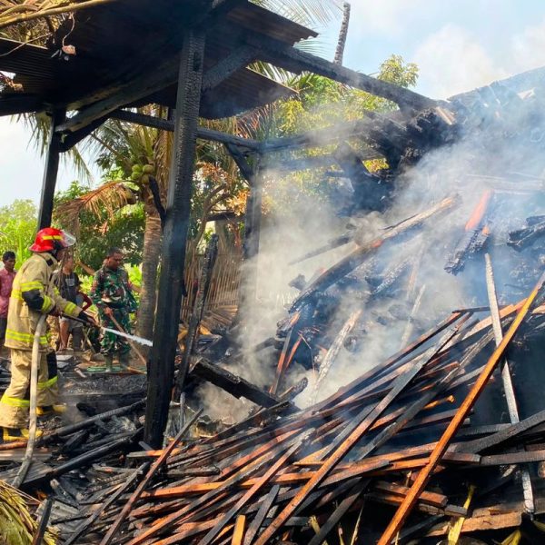 Petugas Pos WMK Banjarsari memadamkan kebakaran gudang penyimpanan kayu bakar milik warga di Desa Purwadadi, Kecamatan Purwadadi, Kabupaten Ciamis, Selasa (4/8/2026). Shotlist.id/Foto: FL