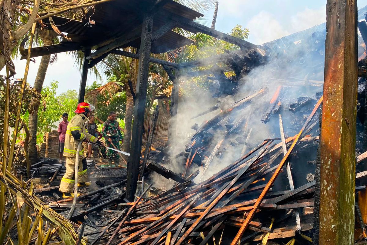 Petugas Pos WMK Banjarsari memadamkan kebakaran gudang penyimpanan kayu bakar milik warga di Desa Purwadadi, Kecamatan Purwadadi, Kabupaten Ciamis, Selasa (4/8/2026). Shotlist.id/Foto: FL