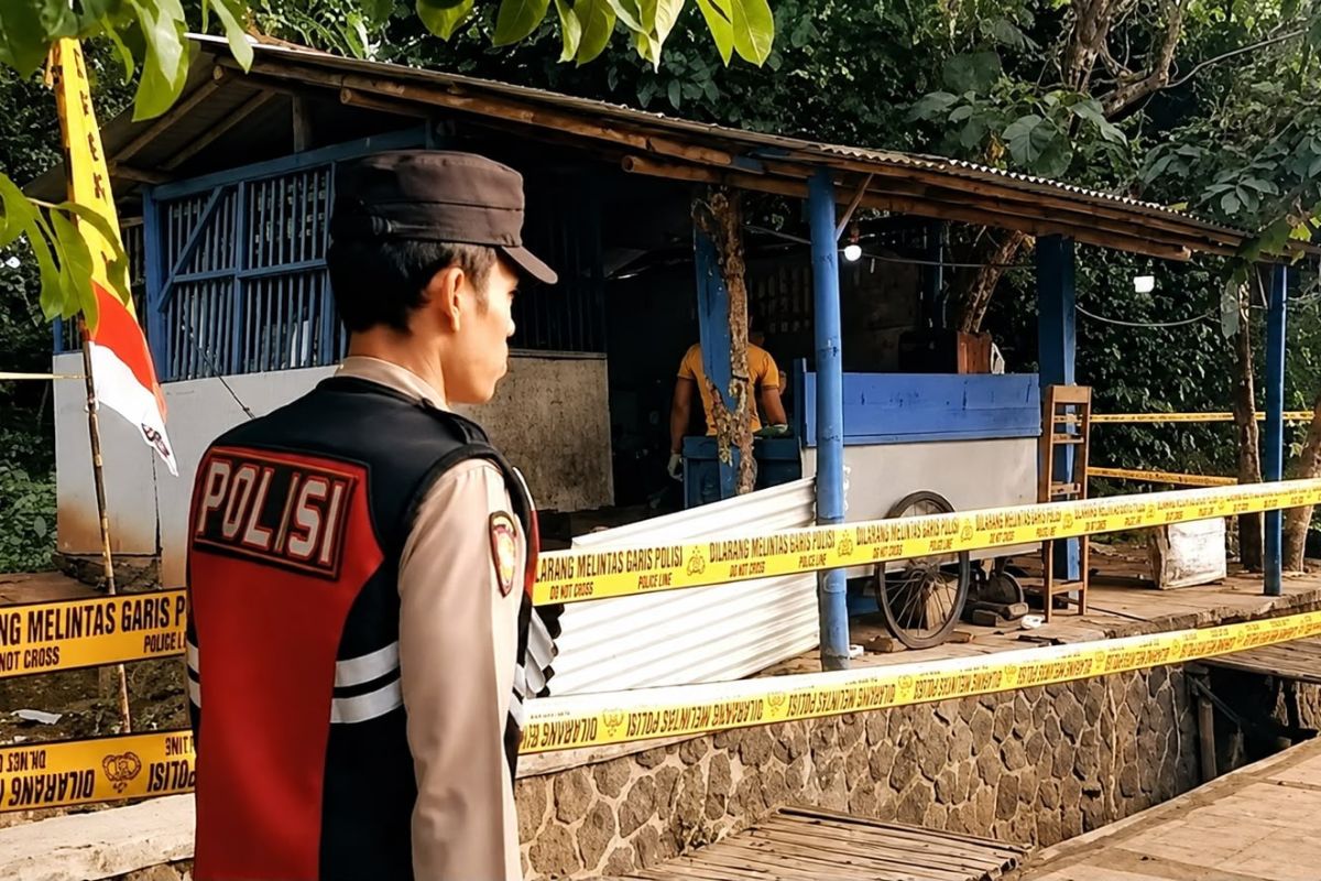 Petugas Polres Banjar melakukan olah tempat kejadian perkara (TKP) setelah seorang pria ditemukan meninggal dunia di warung miliknya di Karangpanimbal, Kota Banjar. Shotlist.id/Foto: Yuni Widiawati