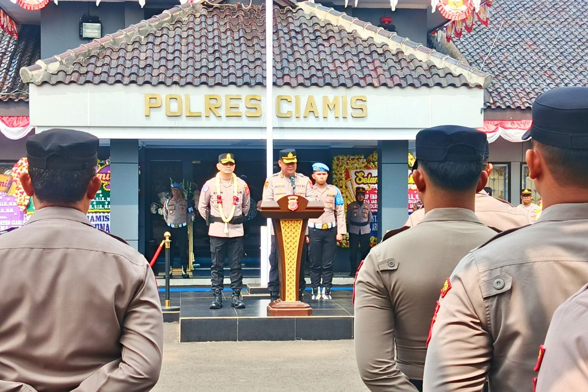 AKBP Eko Iskandar resmi menerima tongkat kepemimpinan Polres Ciamis dari AKBP H. Hidayatullah dalam rangkaian Farewell Parade dan Welcome Parade di Mapolres Ciamis, Senin (3/8/2026). Shotlist.id/Foto: YT