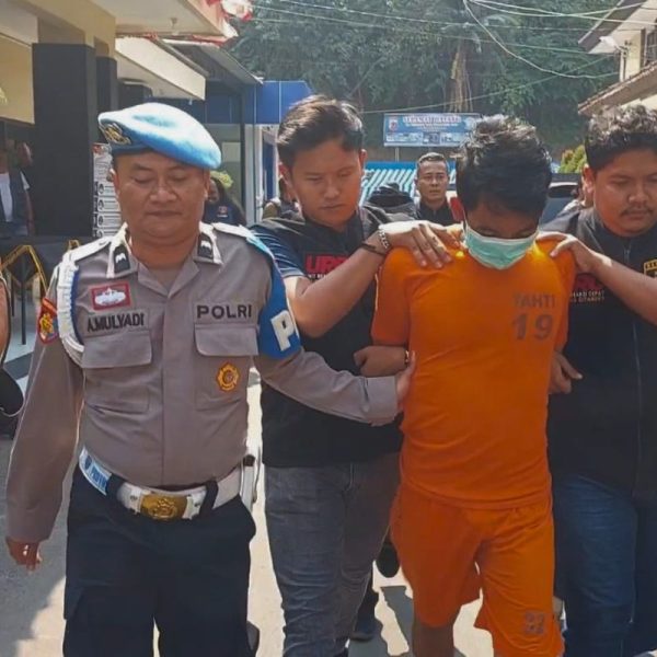 Polisi mengamankan pria berinisial S (45), terduga pelaku pembunuhan rekan kerjanya di Kota Banjar. S ditangkap di kawasan Pasirkoja, Kota Bandung, pada Jumat (7/8/2026). Shotlist.id/Foto: YT