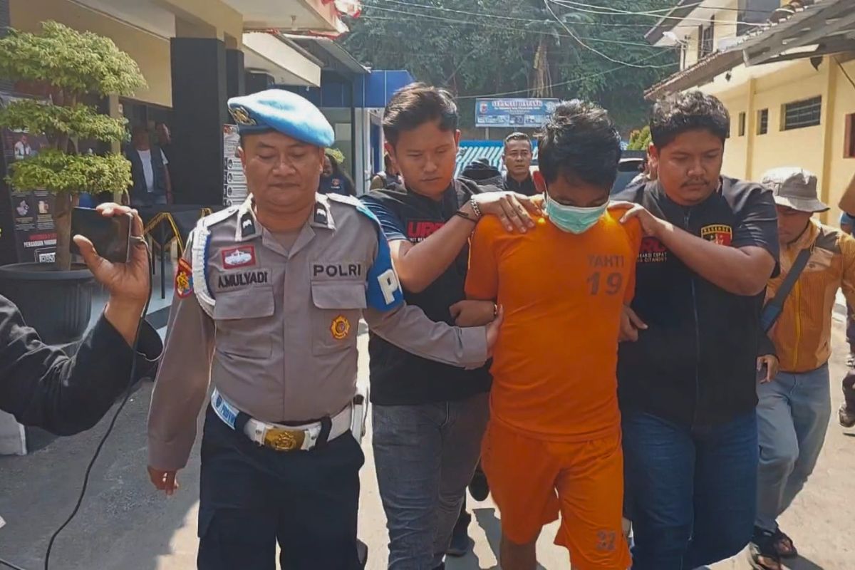 Polisi mengamankan pria berinisial S (45), terduga pelaku pembunuhan rekan kerjanya di Kota Banjar. S ditangkap di kawasan Pasirkoja, Kota Bandung, pada Jumat (7/8/2026). Shotlist.id/Foto: YT