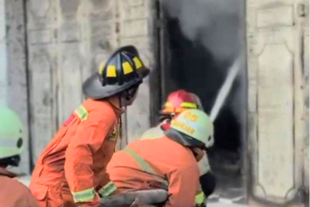 Petugas Damkar melakukan pemadaman dan pendinginan setelah toko cuci gudang di Dusun Neglasari, Banjarsari, Ciamis, ludes terbakar, Senin (10/8/2026). Shotlist.id/Foto: Istimewa