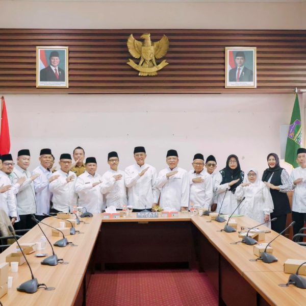 Bupati Ciamis Herdiat Sunarya menerima jajaran pengurus baru PD IPHI Kabupaten Ciamis dalam silaturahmi di Sekretariat Daerah Ciamis, Senin (10/8/2026). Shotlist.id/Foto: FL