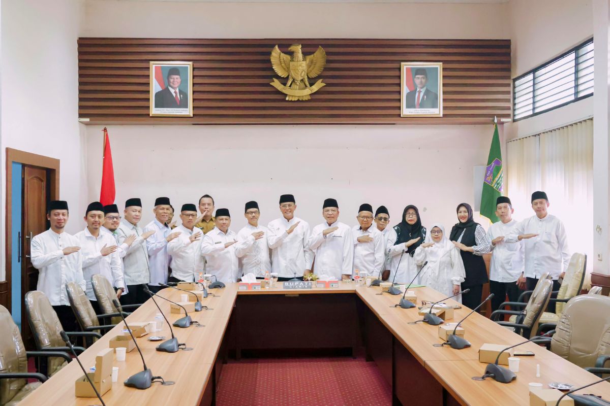 Bupati Ciamis Herdiat Sunarya menerima jajaran pengurus baru PD IPHI Kabupaten Ciamis dalam silaturahmi di Sekretariat Daerah Ciamis, Senin (10/8/2026). Shotlist.id/Foto: FL