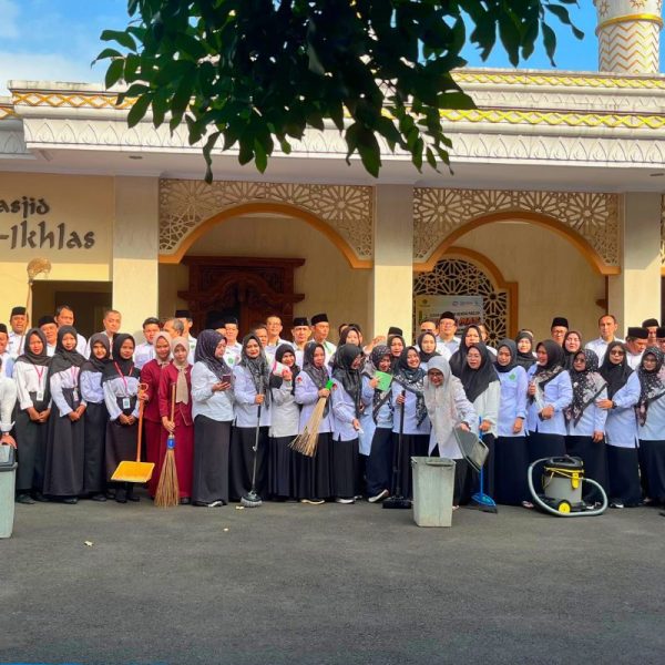 Gerakan Bersih-Bersih Masjid (Geber Mas) digelar serentak di 840 masjid di Kabupaten Ciamis, Senin (10/8/2026), dalam rangka menyambut HUT ke-81 Kemerdekaan RI. Shotlist.id/Foto: Ai