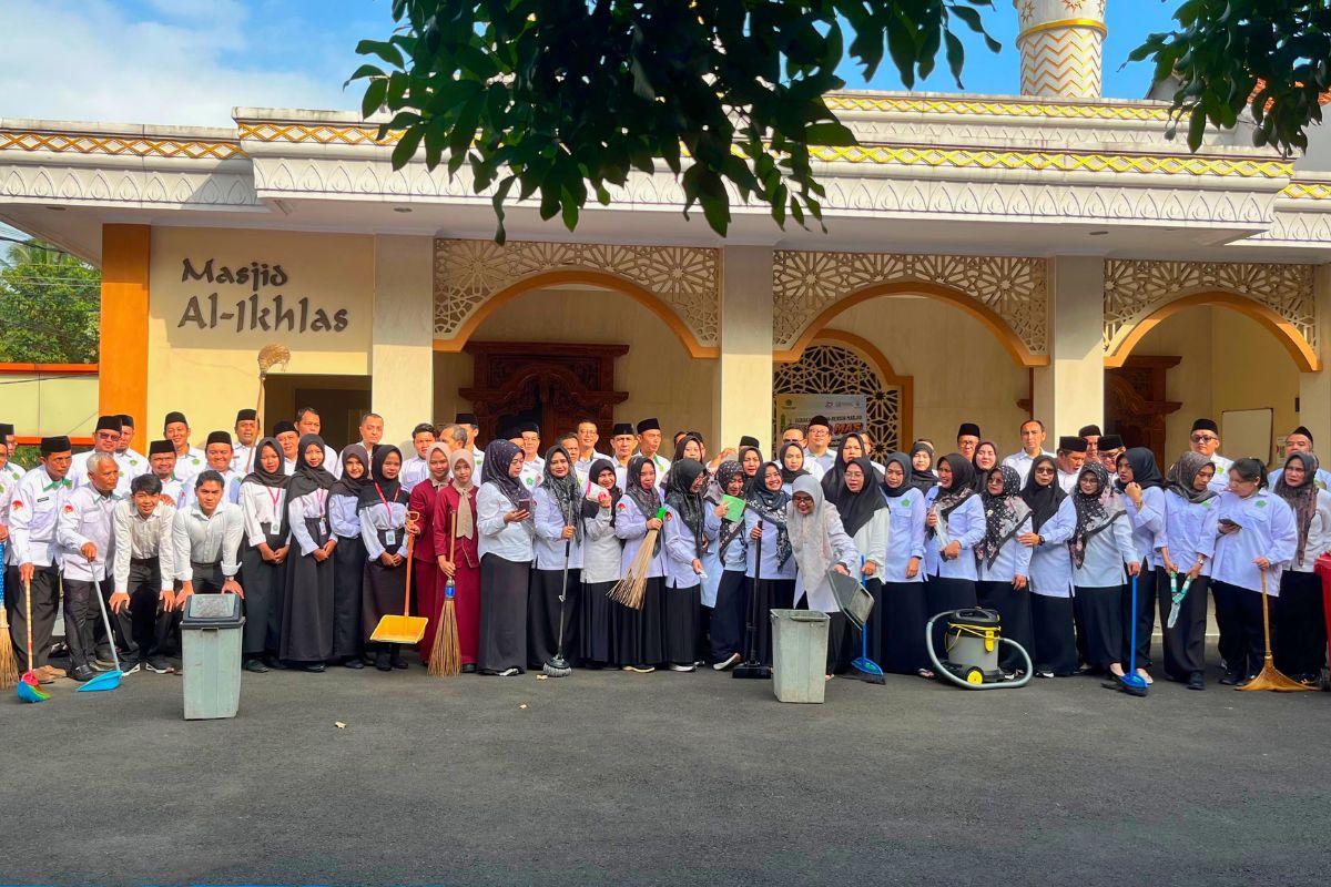 Gerakan Bersih-Bersih Masjid (Geber Mas) digelar serentak di 840 masjid di Kabupaten Ciamis, Senin (10/8/2026), dalam rangka menyambut HUT ke-81 Kemerdekaan RI. Shotlist.id/Foto: Ai