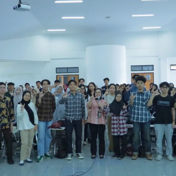 OJK Tasikmalaya memberikan edukasi literasi keuangan kepada mahasiswa baru Universitas Padjadjaran dalam rangkaian PAMUKA 2026 di Jatinangor, Kamis (6/8/2026). Shotlist.id/Foto: Dok. OJK Tasikmalaya