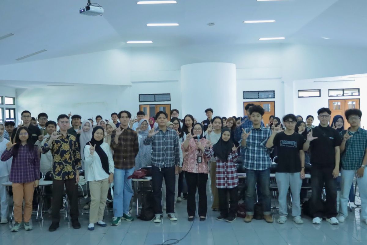 OJK Tasikmalaya memberikan edukasi literasi keuangan kepada mahasiswa baru Universitas Padjadjaran dalam rangkaian PAMUKA 2026 di Jatinangor, Kamis (6/8/2026). Shotlist.id/Foto: Dok. OJK Tasikmalaya