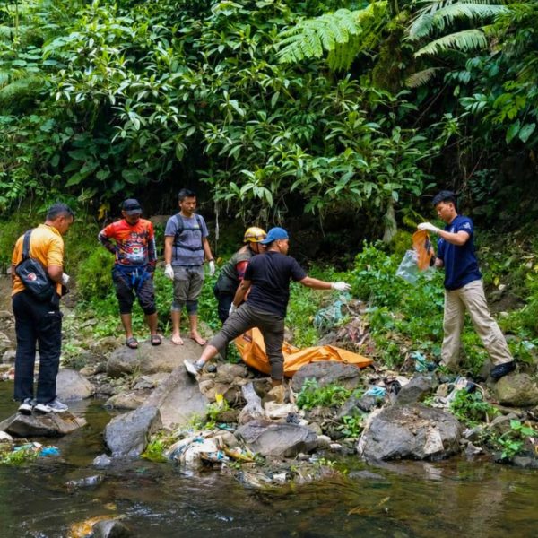 Tim gabungan mengevakuasi jasad lansia yang ditemukan di aliran Sungai Ciloseh, Kampung Plang, Kelurahan Sukamanah, Kota Tasikmalaya, Senin (10/8/2026). Shotlist.id/Foto:Istimewa