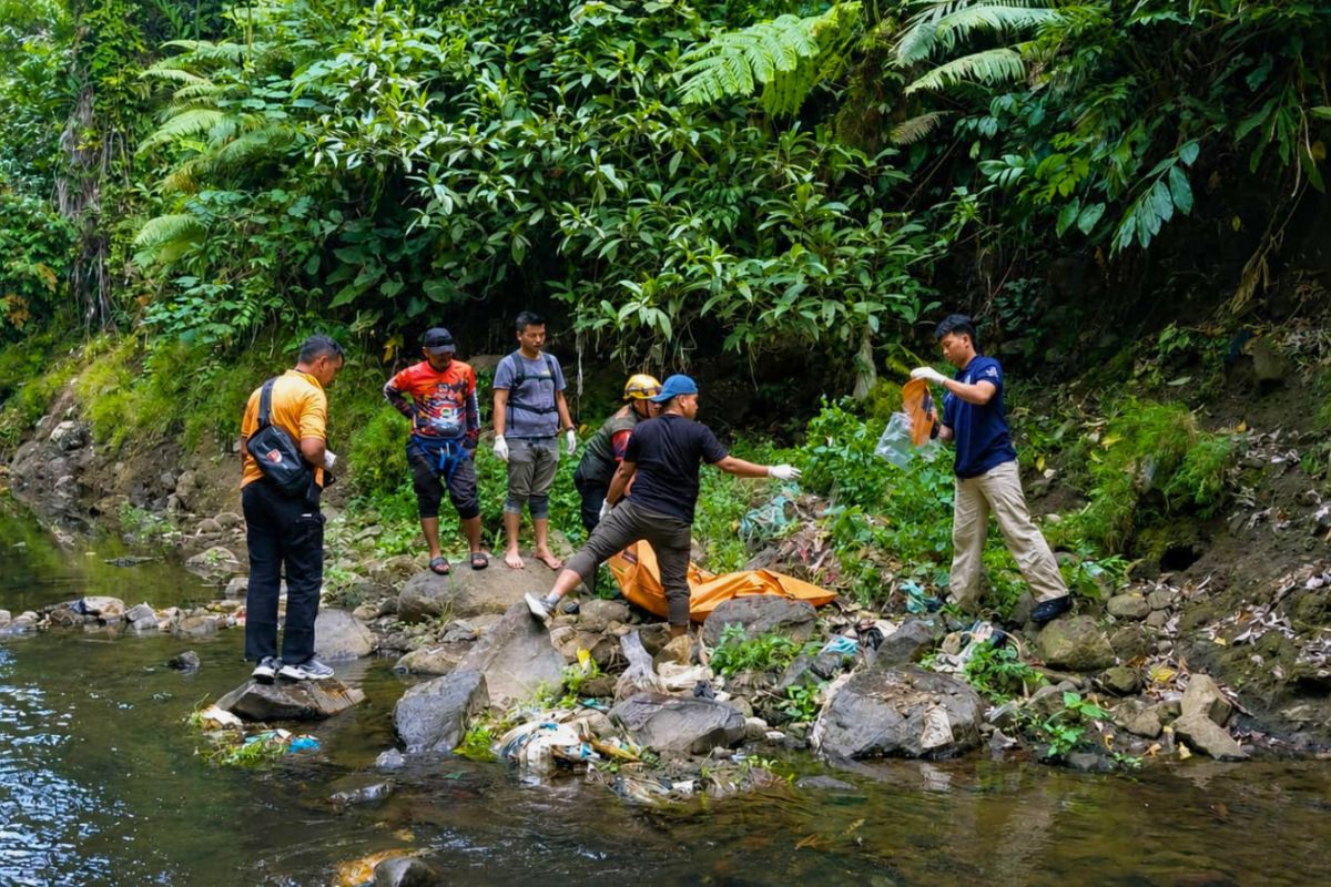 Tim gabungan mengevakuasi jasad lansia yang ditemukan di aliran Sungai Ciloseh, Kampung Plang, Kelurahan Sukamanah, Kota Tasikmalaya, Senin (10/8/2026). Shotlist.id/Foto:Istimewa