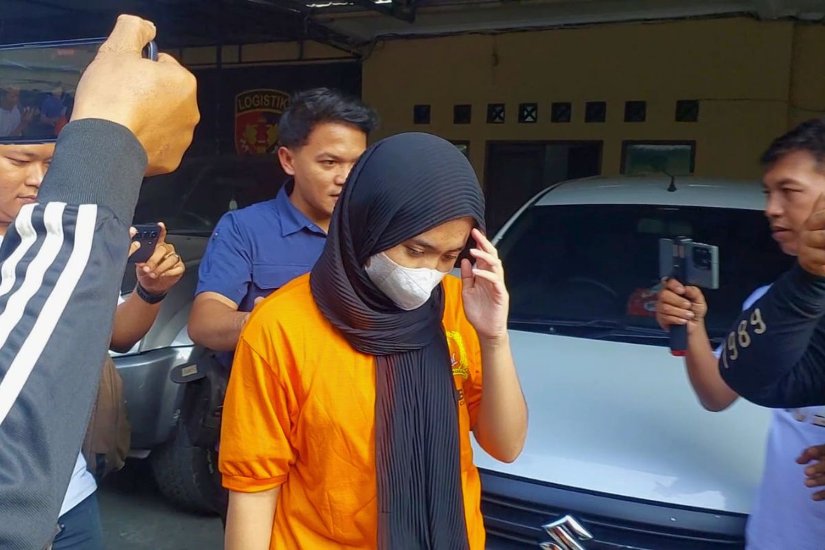 Tersangka JH dalam kasus dugaan penipuan bermodus investasi bodong yang diungkap Satreskrim Polres Ciamis. Shotlist.id/Foto: YT