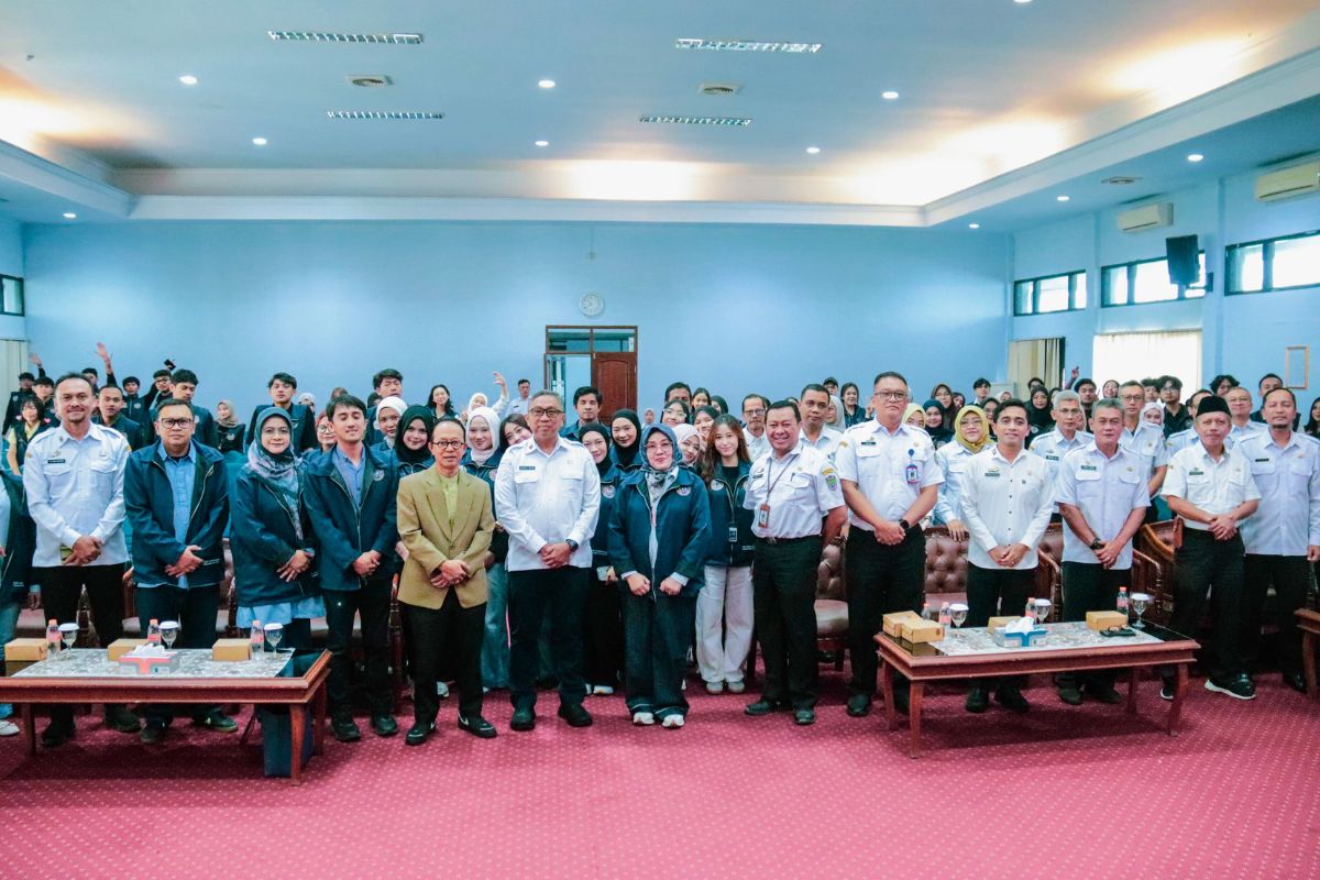 Sebanyak 90 mahasiswa Universitas Pasundan (Unpas) menyelesaikan kegiatan riset dan praktik selama 30 hari di lingkungan Pemerintah Kabupaten Ciamis. Kegiatan yang berlangsung sejak 12 Juli hingga 12 Agustus 2026 itu ditutup Sekretaris Daerah (Sekda) Ciamis, Andang Firman Triyadi, di Aula Sekretariat Daerah Ciamis, Rabu (12/8/2026). Shotlist.id/Foto: FL