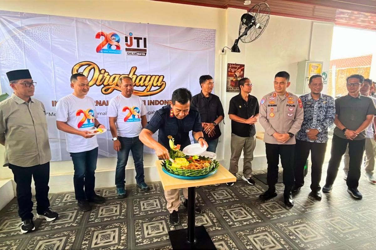 Ikatan Jurnalis Televisi Indonesia (IJTI) Galuh Raya memperingati Hari Ulang Tahun (HUT) ke-28 dengan mengusung tema “Menjaga Marwah Jurnalisme di Tengah Badai Disrupsi” di Warkop Naik Kelas Ciamis, Kamis (13/8/2026). Shotlist.id/Foto: FL