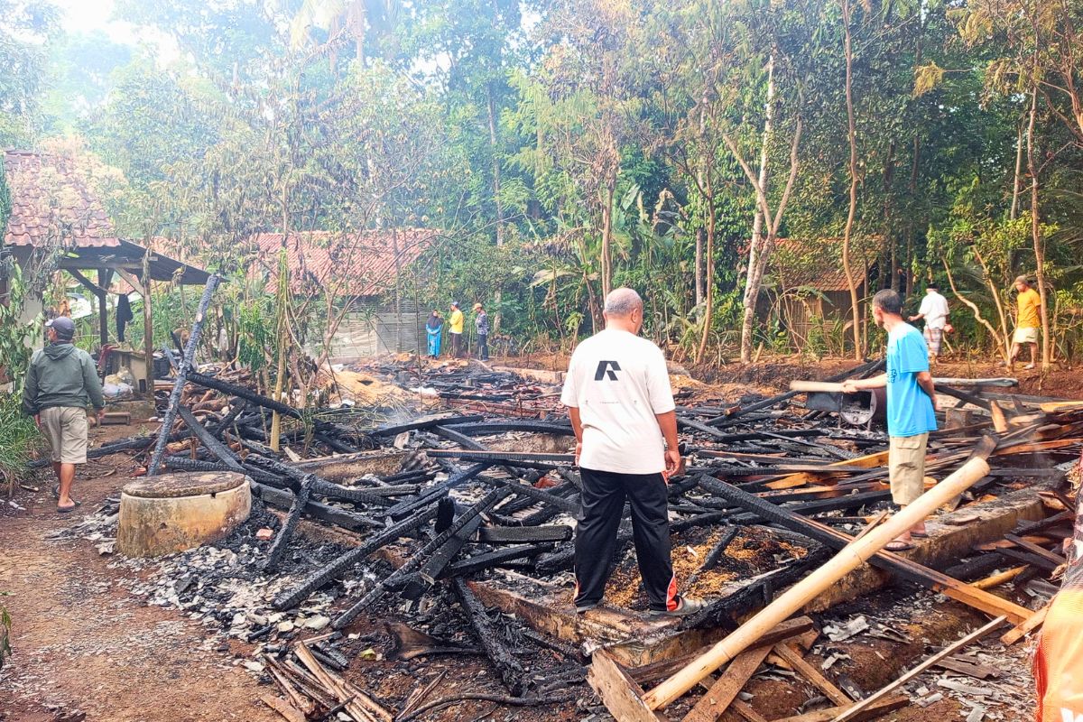 Kandang ayam di Lumbung, Ciamis, terbakar pada Kamis (13/8/2016) dini hari. Sekitar 4.000 ekor ayam terdampak dan kerugian ditaksir mencapai Rp100 juta. Shotlist.id/Foto: Yuni Widiawati