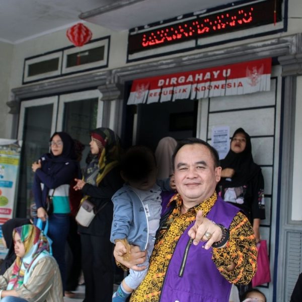 Ratusan warga memanfaatkan layanan jemput bola administrasi kependudukan Disdukcapil Kabupaten Ciamis dalam kegiatan pembinaan Posyandu di Kecamatan Jatinagara. Shotlist.id/Foto: Istimewa