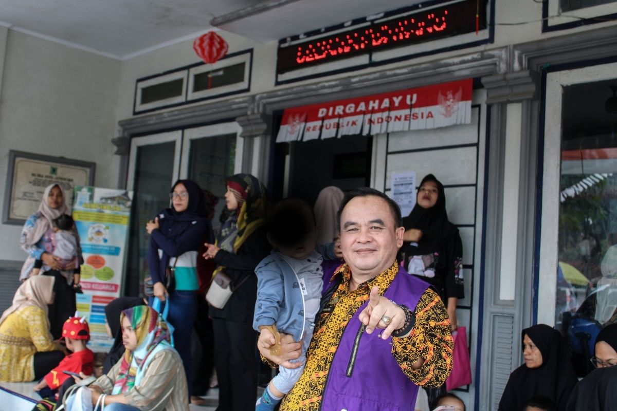 Ratusan warga memanfaatkan layanan jemput bola administrasi kependudukan Disdukcapil Kabupaten Ciamis dalam kegiatan pembinaan Posyandu di Kecamatan Jatinagara. Shotlist.id/Foto: Istimewa
