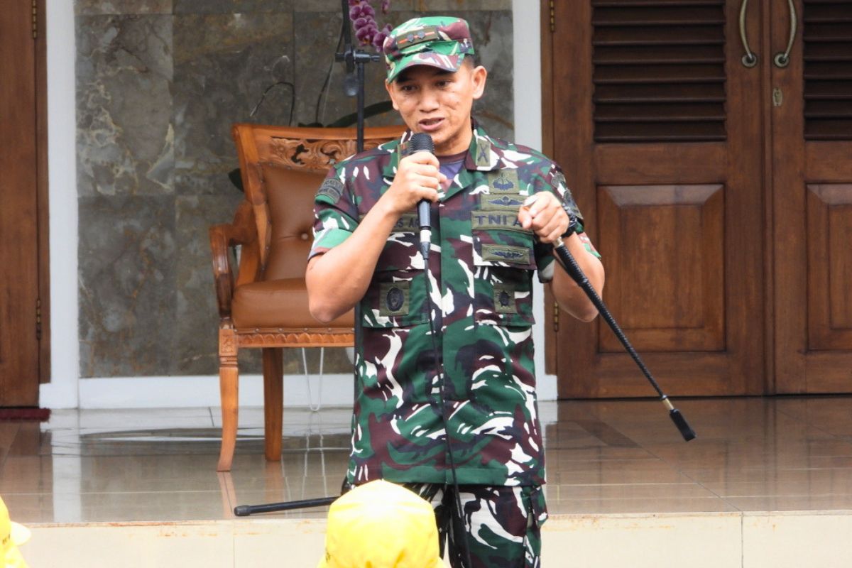 Dandim 0613/Ciamis Letkol Inf Antonius Ari Widiono memberikan motivasi dan pengarahan kepada calon Paskibraka Kabupaten Ciamis menjelang pengukuhan dan pelaksanaan tugas HUT ke-81 Kemerdekaan RI, Jumat (14/8/2026). Shotlist.id/Foto: Yuni Widiawati