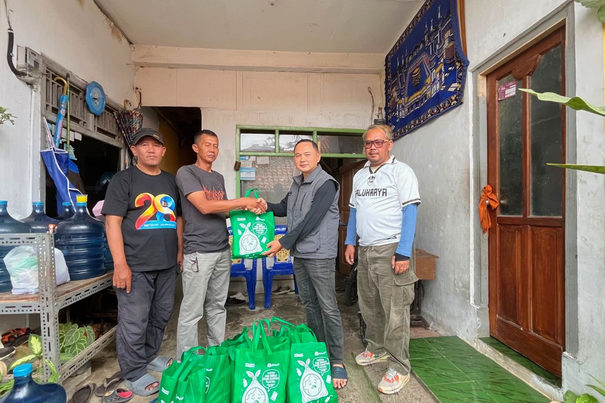IJTI Galuh Raya bersama Polres Ciamis dan manajemen Alfamart menyalurkan bantuan serta santunan kepada anak yatim dan lansia dalam program IJTI Berbagi di Lingkungan Panoongan, Ciamis, Jumat (14/8/2026). Shotlist.id/Foto: FL