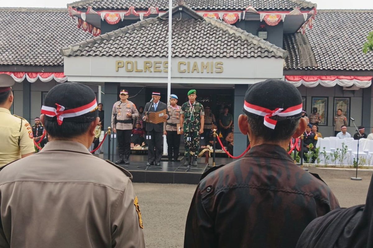 Kapolres Ciamis AKBP Eko Iskandar bersama Forkopimda dan berbagai elemen masyarakat mengikuti Apel Kebangsaan bertajuk “Jaga Rawat Jawa Barat untuk Indonesia” di Mapolres Ciamis, Jumat (14/8/2026). Shotlist.id/FL