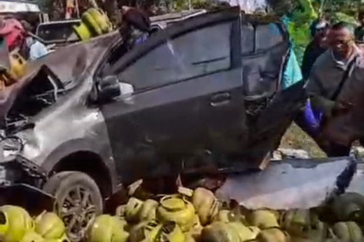 Truk pengangkut tabung LPG 3 kilogram terguling setelah terlibat kecelakaan beruntun dengan Daihatsu Ayla dan pikap di Jalan Nasional Pangandaran-Cijulang, Desa Kondangjajar, Jumat (14/8/2026). Shotlist.id/Foto: Istimewa