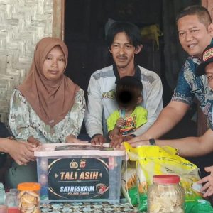 Jumat Berkah, Satreskrim Polres Ciamis Salurkan Bantuan untuk Balita Kekurangan Gizi di Tambaksari