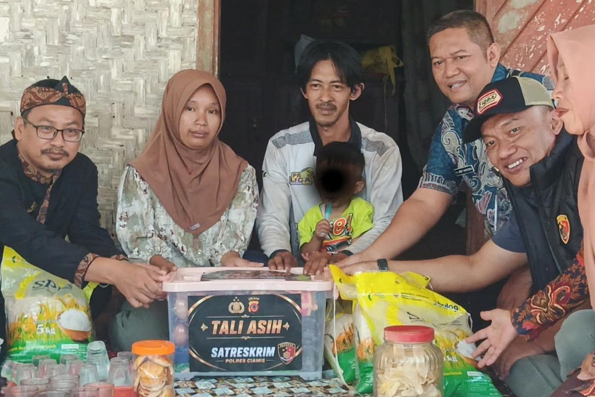 Satreskrim Polres Ciamis menyambangi balita yang sebelumnya mengalami kekurangan gizi di Kecamatan Tambaksari melalui program Jumat Berkah, Jumat (28/8/2026). Shotlist.id/Foto: FL