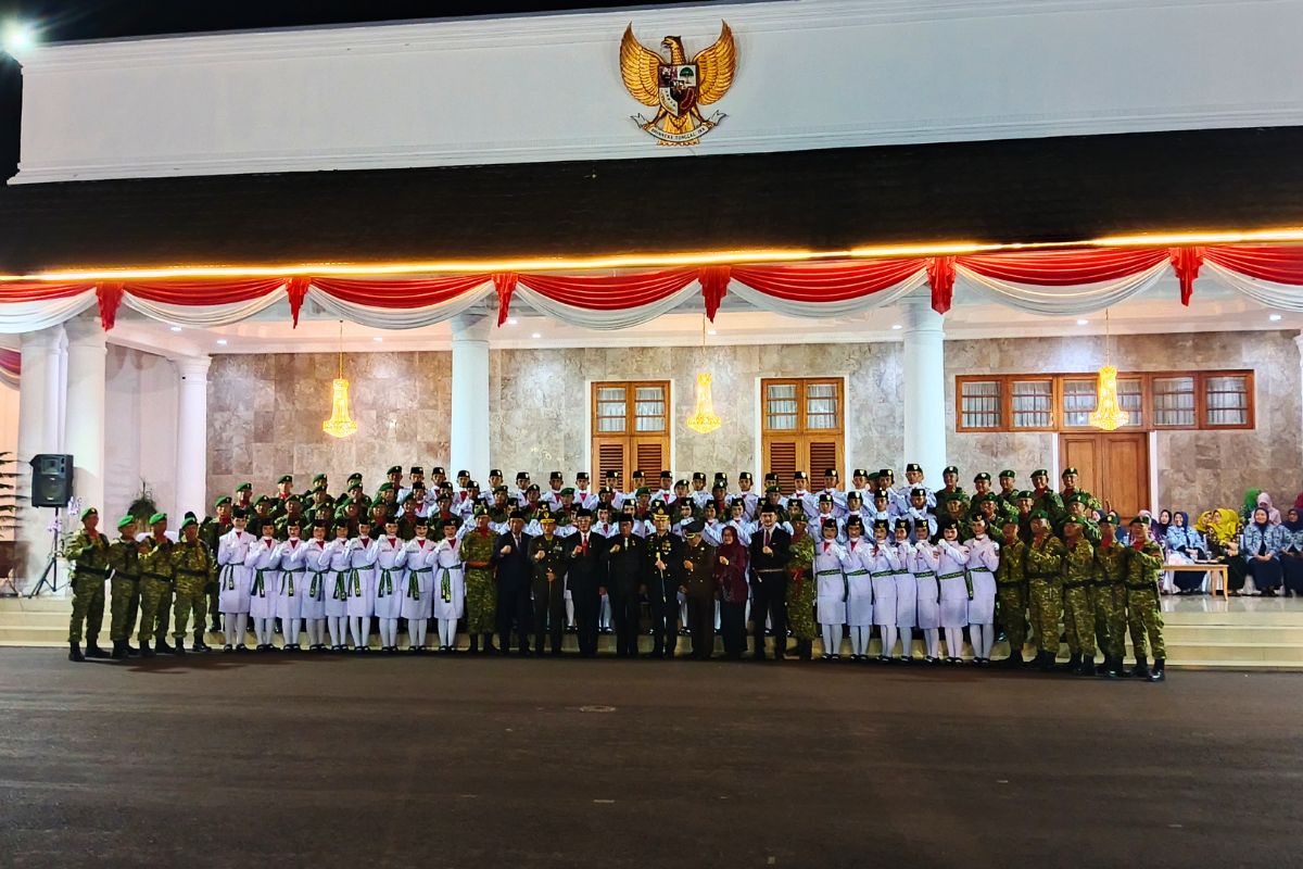 Sebanyak 54 anggota Pasukan Pengibar Bendera Pusaka (Paskibraka) Kabupaten Ciamis Tahun 2026 resmi dikukuhkan di Halaman Pendopo Ciamis, Jumat (14/8/2026) malam. Shotlist.id/Foto: FL