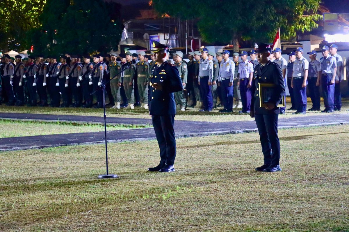 Kapolres Ciamis, AKBP Eko Iskandar memimpin Apel Kehormatan dan Renungan Suci di TMP Imbanagara untuk mengenang 224 pahlawan, Sabtu (15/8/2026) malam. Shotlist.id/Foto: FL