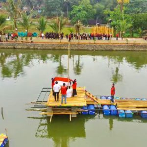 Upacara HUT RI di Ciamis Berlangsung di Tengah Danau Lembur Galuh, Inspektur Naik Rakit
