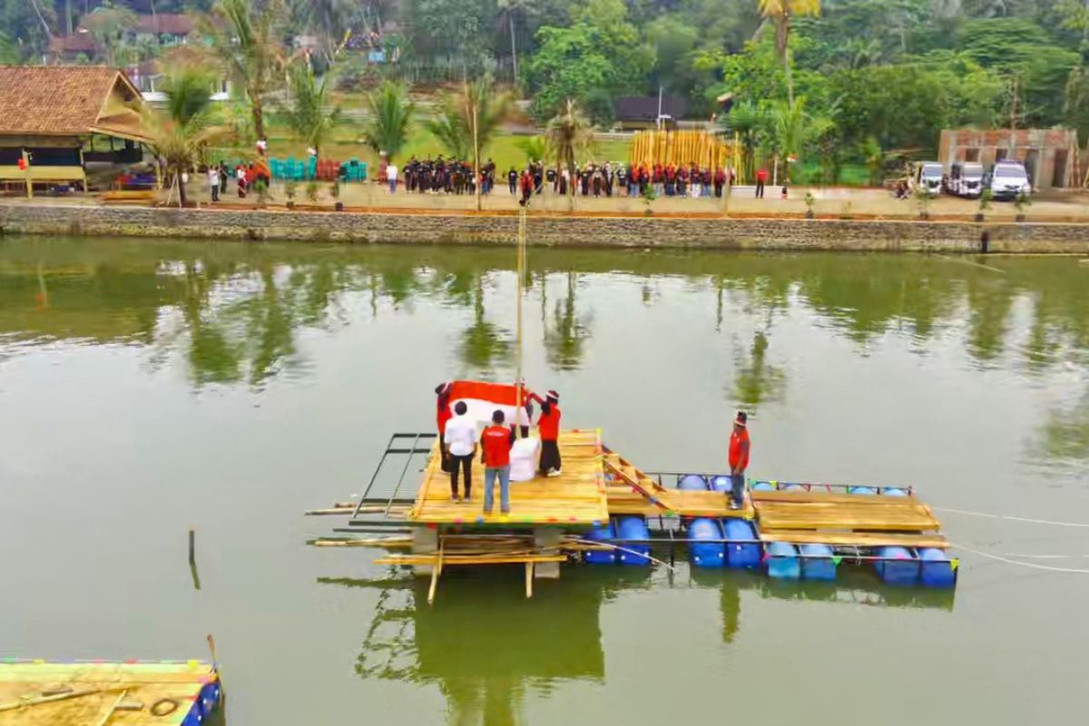 Upacara pengibaran bendera Merah Putih digelar di atas panggung yang berada di tengah danau Objek Wisata Edukasi Lembur Galuh, Desa Sukamaju, Kecamatan Baregbeg, Senin (17/8/2026). Shotlist.id/Foto: FL