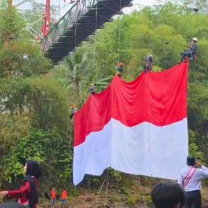 Bendera Raksasa 20×10 Meter Berkibar di Jembatan Sukamenak, Warga Tasikmalaya-Ciamis Rayakan HUT RI Bersama