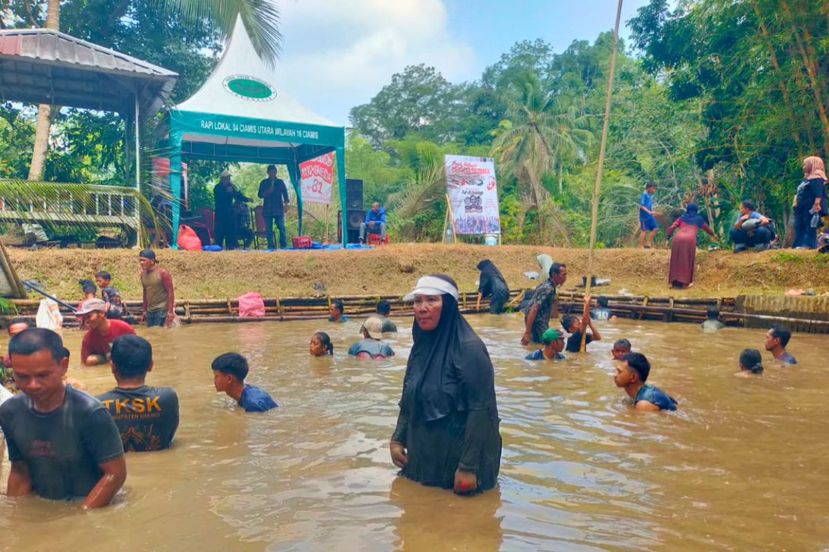 Warga mengikuti tradisi ngobeng lauk dalam Pesta Rakyat “Merdeka Membaca” di Dusun Margajaya, Kawali, Ciamis, Senin (17/8/2026). Shotlist.id/Foto: Boy