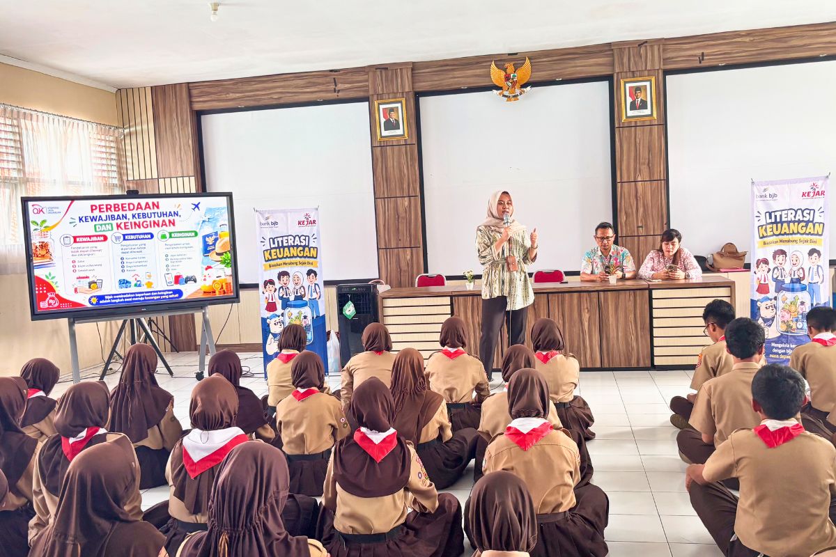 Pelajar Pramuka mengikuti edukasi literasi keuangan yang digelar OJK Tasikmalaya untuk meningkatkan kecerdasan finansial dan kewaspadaan terhadap aktivitas keuangan ilegal. Shotlist.id/Foto: Dok. OJK Tasikmalaya