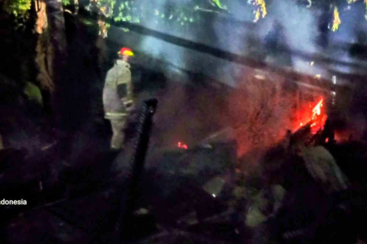Petugas UPTD Damkar Ciamis melakukan pemadaman dan pendinginan setelah kebakaran menghanguskan dapur warga di Desa Petir Hilir, Kecamatan Baregbeg, Selasa (4/8/2026) malam. Shotlist.id/Foto: FL