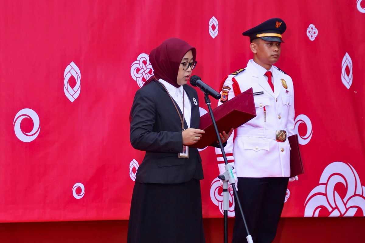 Kepala OJK Tasikmalaya Nofa Hermawati menyampaikan amanat saat upacara HUT ke-81 Kemerdekaan RI bersama jajaran OJK dan industri jasa keuangan Priangan Timur, Senin (17/8/2026). Shotlist.id/Foto: Dok. OJK Tasikmalaya