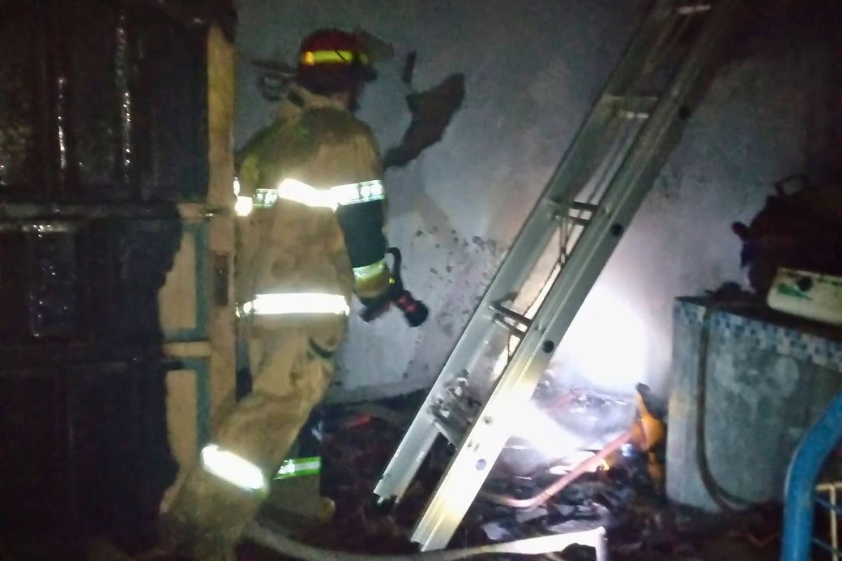 Petugas Damkar Ciamis melakukan pemadaman dan pendinginan di rumah warga yang terbakar diduga akibat korsleting accu di Desa Karangpawitan, Kawali, Rabu (19/8/2026) dini hari. Shotlist.id/Foto: Istimewa