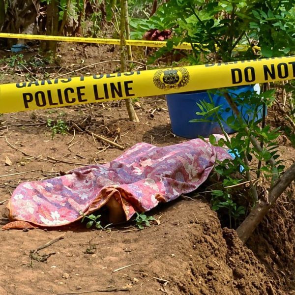Jenazah pria berinisial T (49) ditutup kain di lokasi kejadian setelah tewas dalam insiden cekcok batas lahan di Kecamatan Karangjaya, Kabupaten Tasikmalaya, Rabu (19/8/2026). Polisi memasang garis polisi dan melakukan olah TKP. Shotlist.id/Foto: Yuni Widiawati
