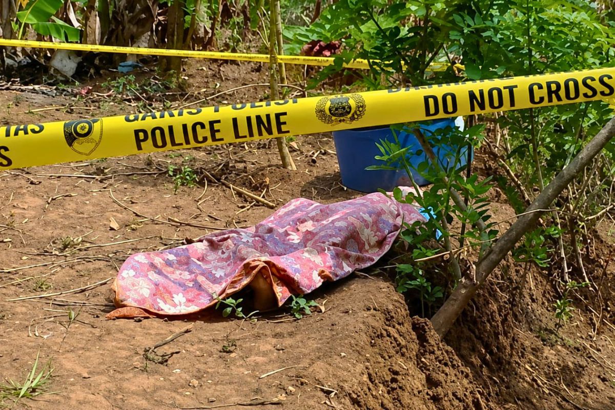 Jenazah pria berinisial T (49) ditutup kain di lokasi kejadian setelah tewas dalam insiden cekcok batas lahan di Kecamatan Karangjaya, Kabupaten Tasikmalaya, Rabu (19/8/2026). Polisi memasang garis polisi dan melakukan olah TKP. Shotlist.id/Foto: Yuni Widiawati