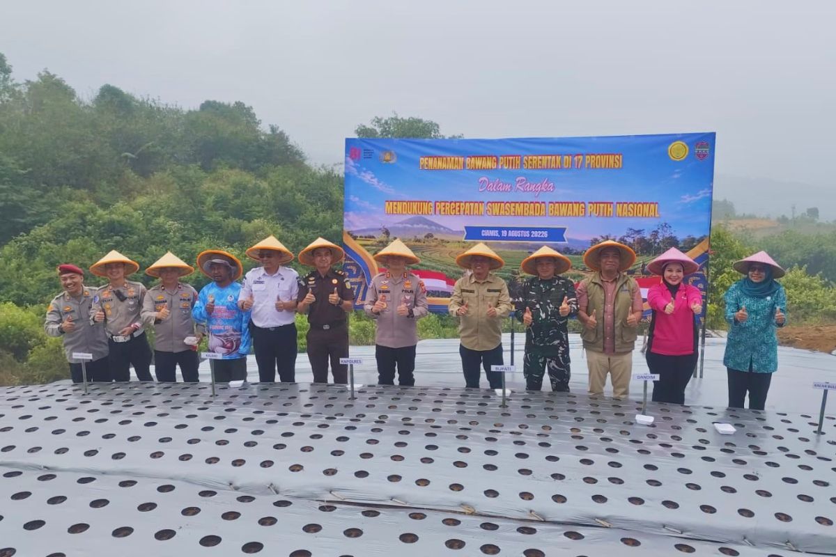 Polres Ciamis bersama kelompok tani dan lintas sektor mengikuti penanaman bawang putih serentak di Blok Werkit, Kecamatan Sukamantri, Rabu (19/8/2026). Shotlist.id/Foto: FL