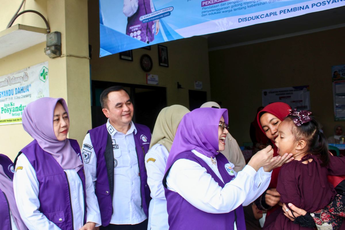 Ketua Tim Pembina Posyandu Kabupaten Ciamis Ny. Kania Ernawati Herdiat bersama jajaran saat kegiatan Bulan Penimbangan Balita dan Pemberian Vitamin A di Posyandu Dahlia, Desa Ciharalang, Kecamatan Cijeungjing, Ciamis, Rabu (19/8/2026). Shotlist.id/Foto: FL