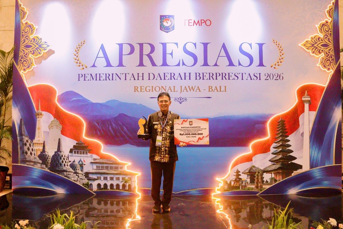 penghargaan Kabupaten Terbaik III Regional Jawa-Bali kategori Pengelolaan Sampah dan Lingkungan Asri dari Mendagri Muhammad Tito Karnavian, Jumat (28/8/2026). Foto: Istimewa/Shotlist.id