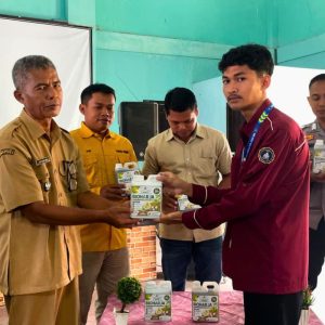 Mahasiswa KKN STISIP Bina Putera Banjar Luncurkan Bioharja, Pupuk Organik Cair dari Limbah Kulit Singkong