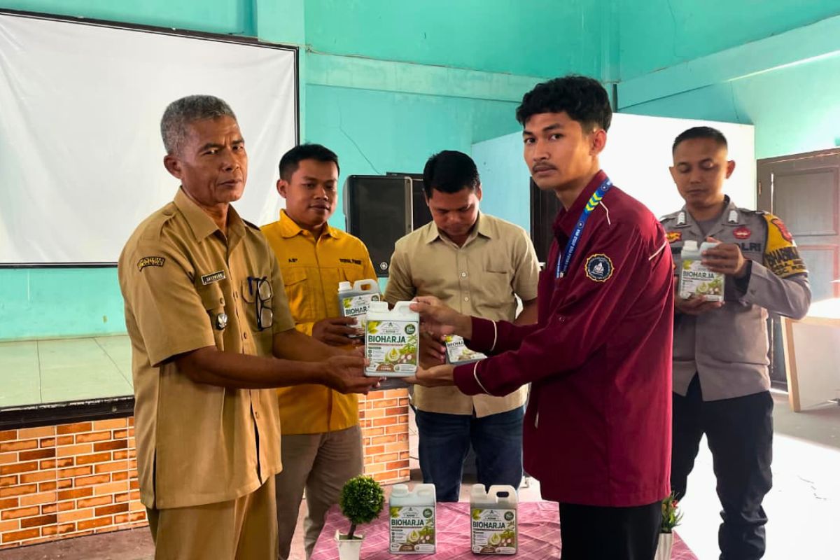Mahasiswa KKN STISIP Bina Putera Banjar bersama Pemerintah Desa Mekarharja meluncurkan Bioharja, pupuk organik cair berbahan dasar limbah kulit singkong, Selasa (4/8/2026). Shotlist.id/Foto: Yuni Widiawati