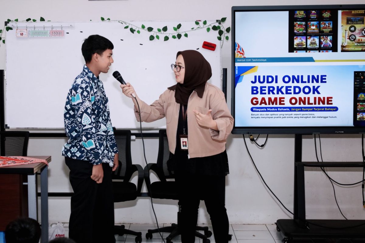 Asisten Manajer Kantor OJK Tasikmalaya, Andriani Alfiah Kurnia, saat memberikan edukasi keuangan kepada pelajar jenjang SD, SMP, dan SMA di Sekolah Rakyat Terintegrasi 41 Kota Tasikmalaya, Rabu (19/8/2026). Shotlist.id/Foto: Dok. OJK Tasikmalaya