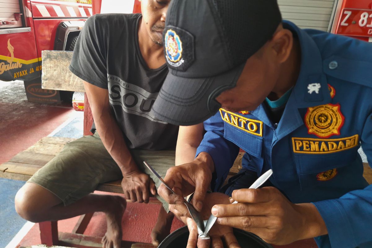 Petugas Damkar Pos WMK Banjarsari mengevakuasi cincin titanium yang terjepit di jari warga Desa Tanjungsari, Kecamatan Banjaranyar, Ciamis, Jumat (21/8/2026). Shotlist.id/Foto: Istimewa