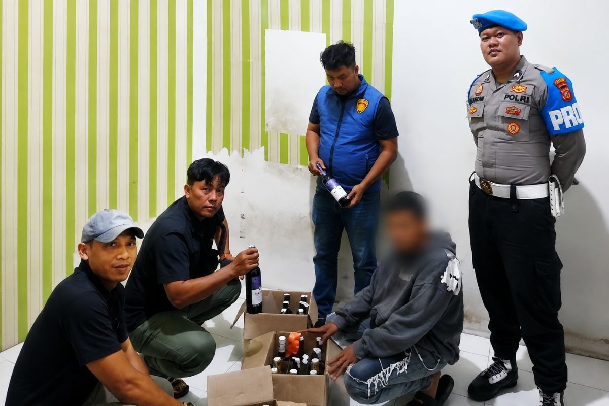 Personel Polres Ciamis mengamankan puluhan botol minuman keras dalam kegiatan KRYD, Jumat (28/8/2026) malam. Foto: Istimewa/Shotlist.id