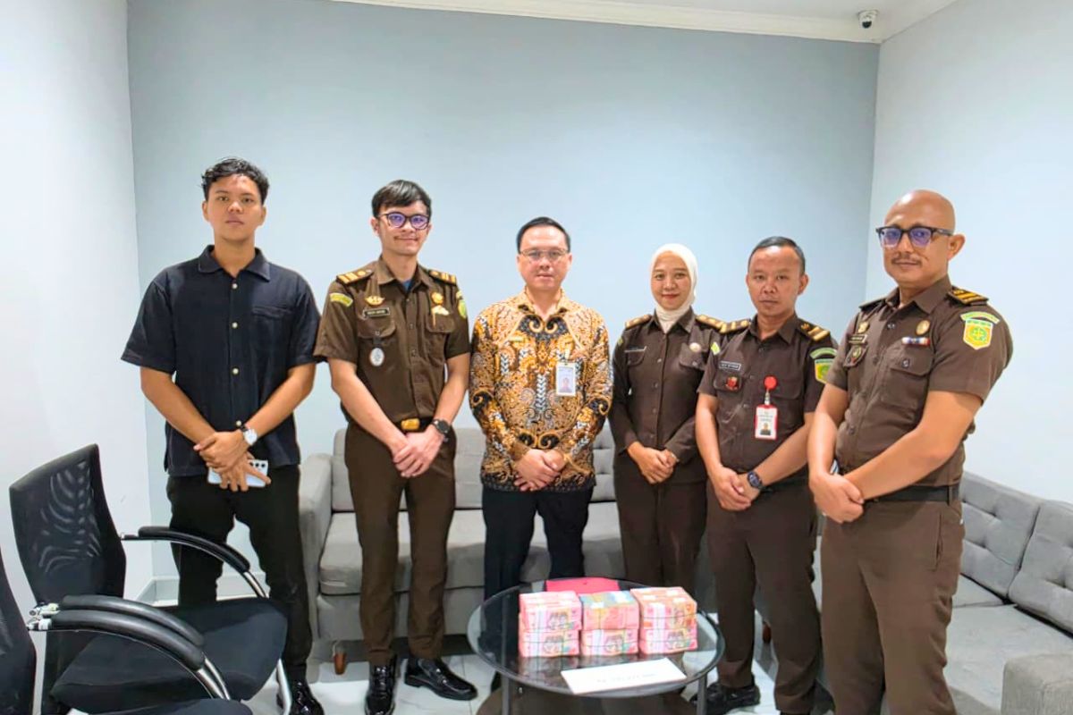 Kejaksaan Negeri Ciamis menyetorkan uang pengganti perkara tindak pidana korupsi sebesar Rp535.377.000 ke kas negara. Total penyetoran sepanjang 2026 mencapai Rp1,142 miliar. Shotlist.id/Foto: Istimewa