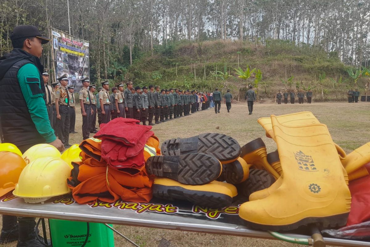 Perhutani KPH Ciamis bersama BPBD, TNI-Polri, LMDH dan relawan mengikuti Apel Siaga Pengendalian Karhutla 2026 di Hutan Geger Bentang, Pamarican, Ciamis, Senin (24/8/2026). Shotlist.id/Foto: YT